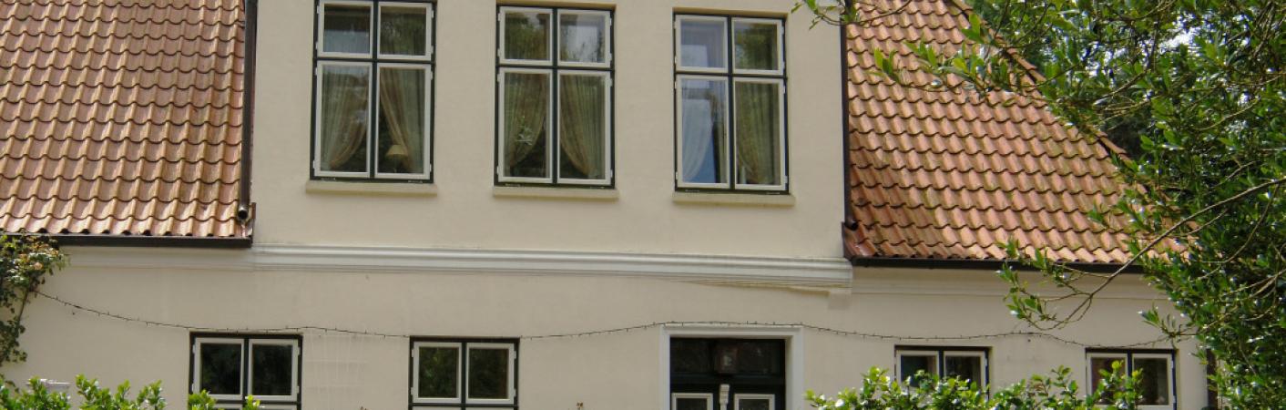 Klosterhof Uetersen mit neuen Denkmalfenstern von PaX Classic